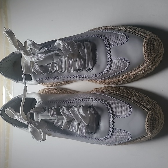 Christian Louboutin - Picture 8 of 8